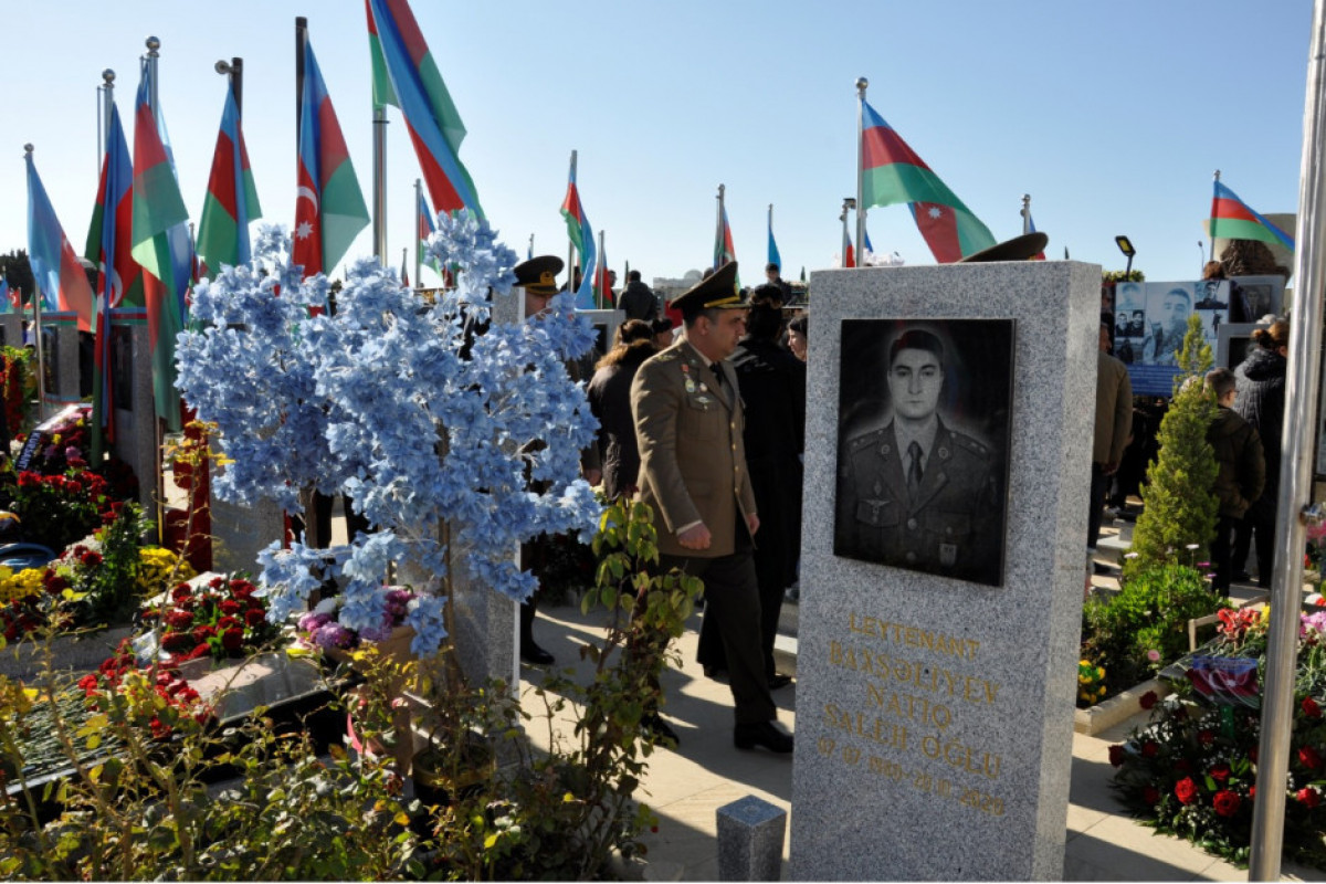 FHN əməkdaşları II Şəhidlər xiyabanını ziyarət edib