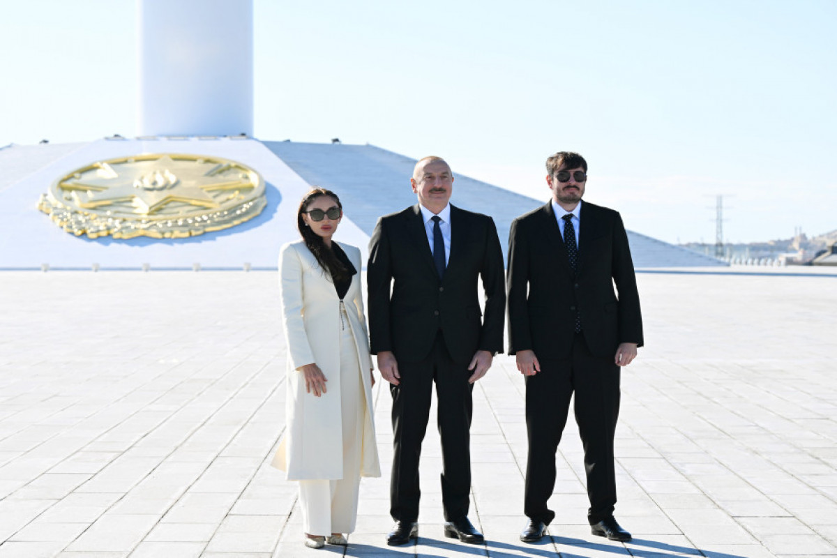 Prezident İlham Əliyev Bakıda Dövlət Bayrağı Meydanında olub, Azərbaycanın üçrəngli Bayrağını ucaldıb - YENİLƏNİB-1  - FOTO 