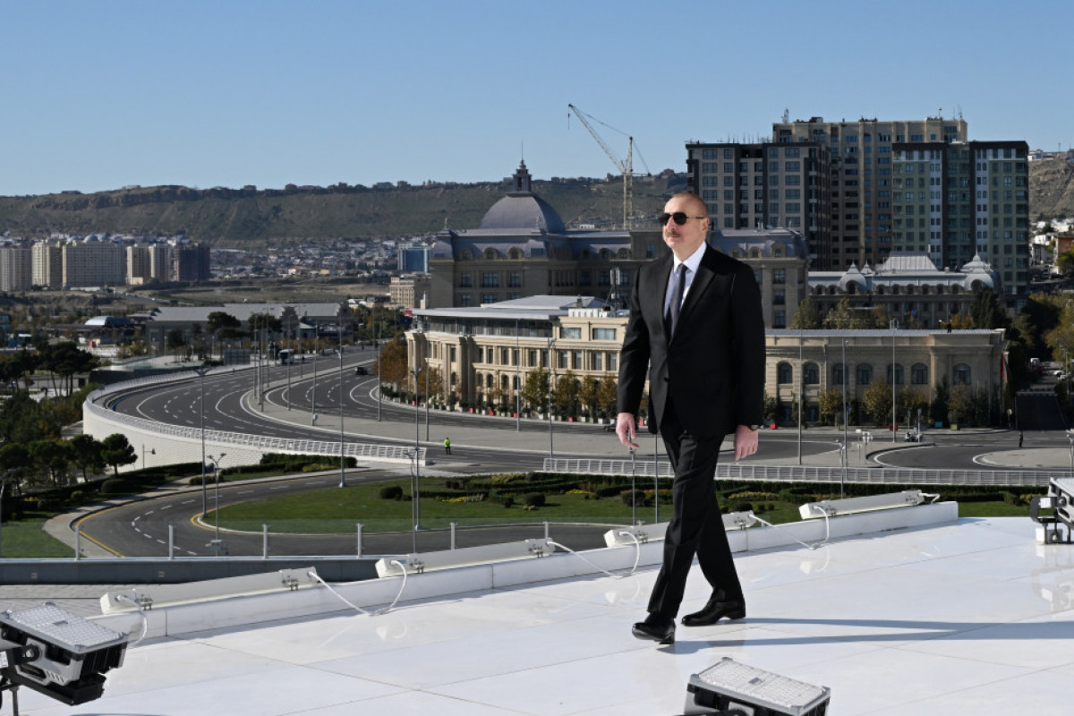 Prezident İlham Əliyev Bakıda Dövlət Bayrağı Meydanında olub, Azərbaycanın üçrəngli Bayrağını ucaldıb - YENİLƏNİB-1  - FOTO 