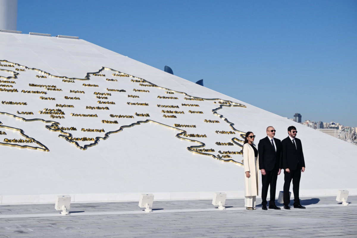 Prezident İlham Əliyev Bakıda Dövlət Bayrağı Meydanında olub, Azərbaycanın üçrəngli Bayrağını ucaldıb - YENİLƏNİB-1  - FOTO 