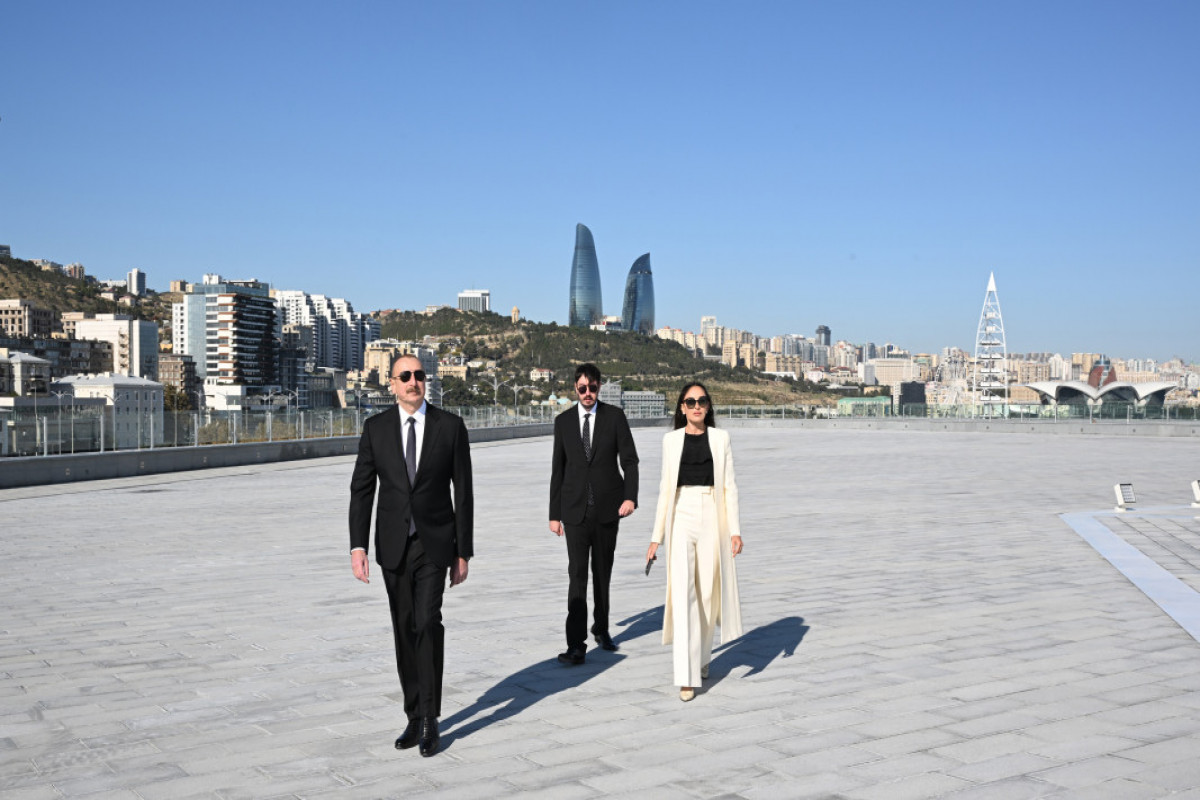 Prezident İlham Əliyev Bakıda Dövlət Bayrağı Meydanında olub, Azərbaycanın üçrəngli Bayrağını ucaldıb - YENİLƏNİB-1  - FOTO 