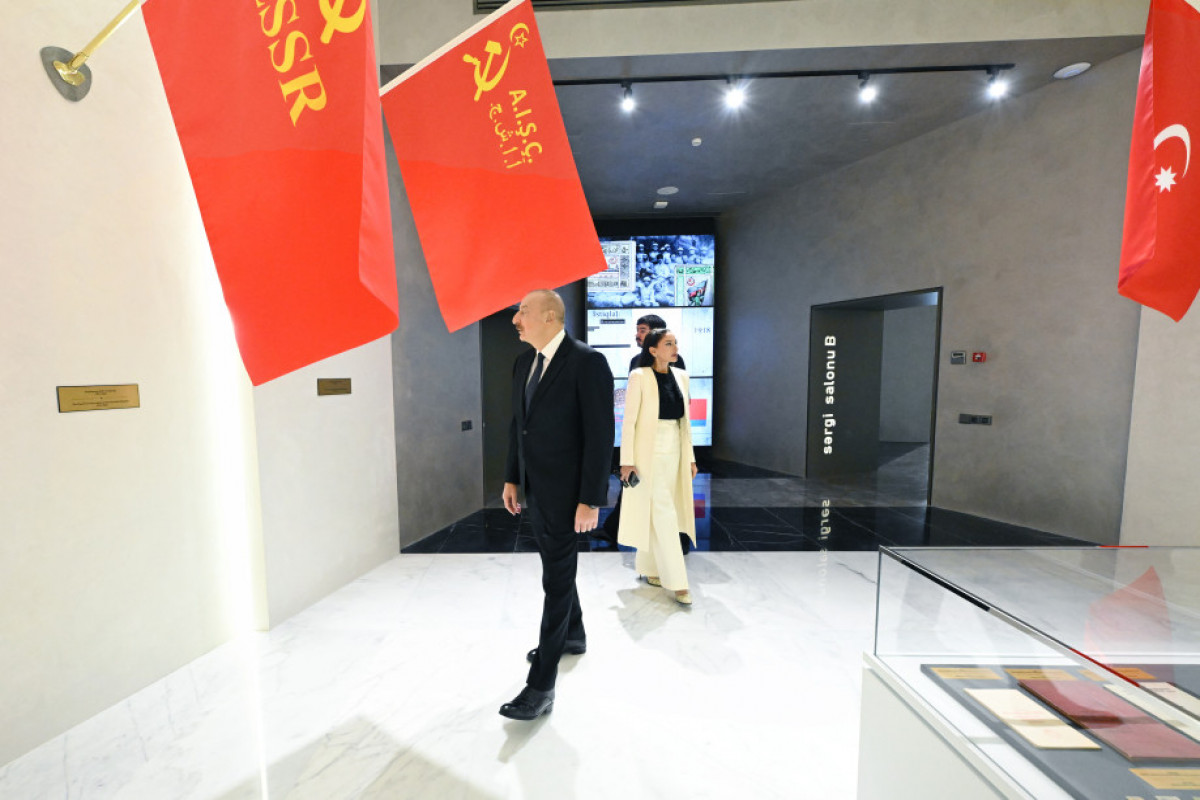 Prezident İlham Əliyev Bakıda Dövlət Bayrağı Meydanında olub, Azərbaycanın üçrəngli Bayrağını ucaldıb - YENİLƏNİB-1  - FOTO 