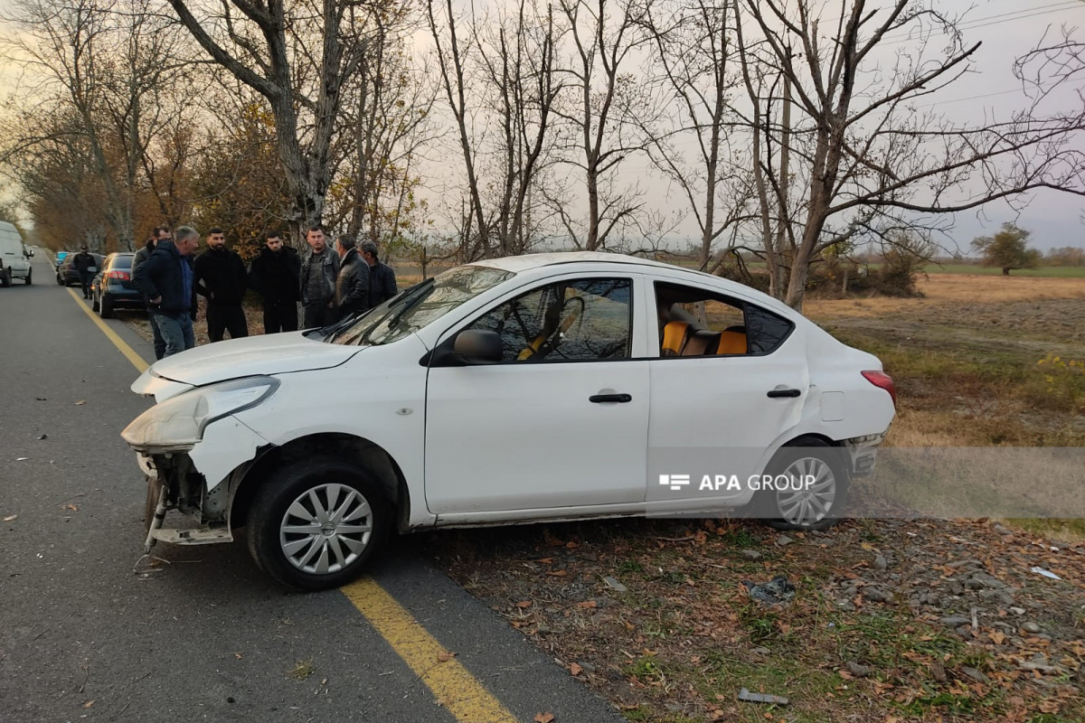 Qaxda avtomobil ağaca çırpılıb, körpə ölüb, anası və digər azyaşlı xəsarət alıb - FOTO 