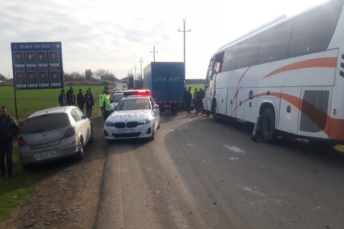 Naxçıvandan Bakıya gedən avtobus Biləsuvarda "Kamaz"la toqquşub, xəsarət alanlar var - FOTO 