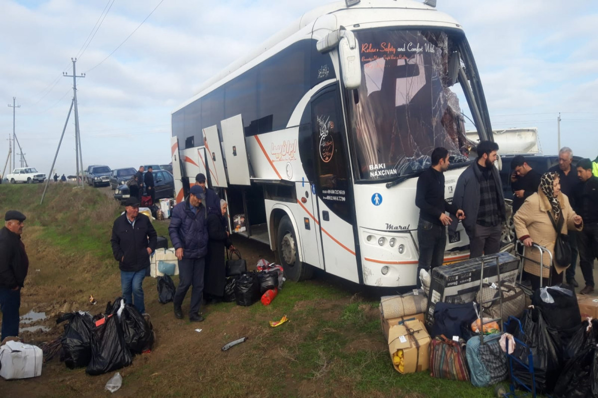 Naxçıvandan Bakıya gedən avtobus Biləsuvarda "Kamaz"la toqquşub, xəsarət alanlar var - FOTO 