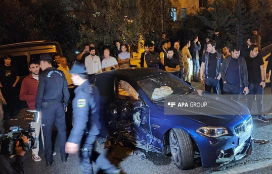 Bakıda avtomobil işıqfora çırpılıb, xəsarət alan var - FOTO 