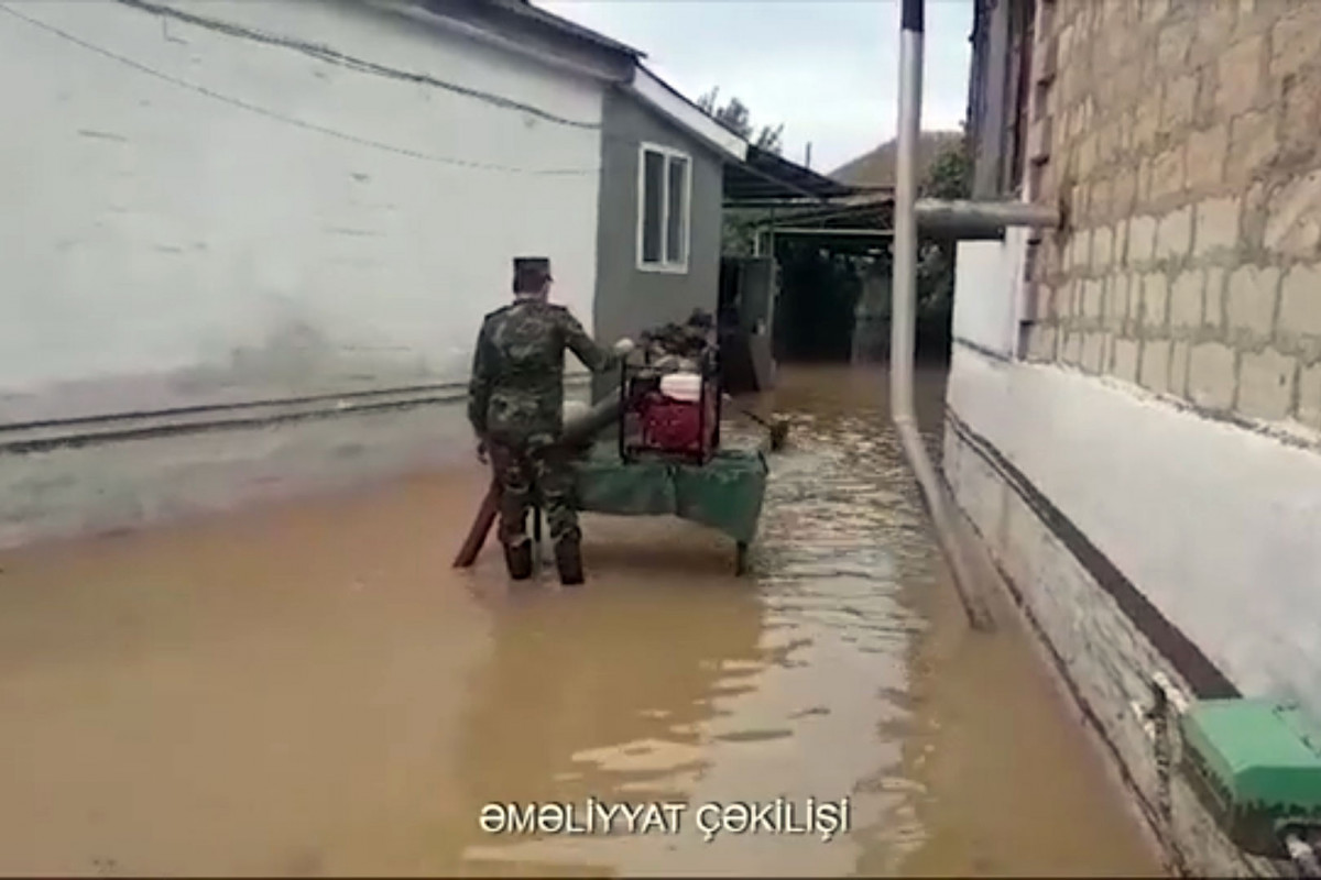 FHN: Hacıqabulda su basan ərazilərdə tədbirlər fasiləsiz davam etdirilir - VİDEO 