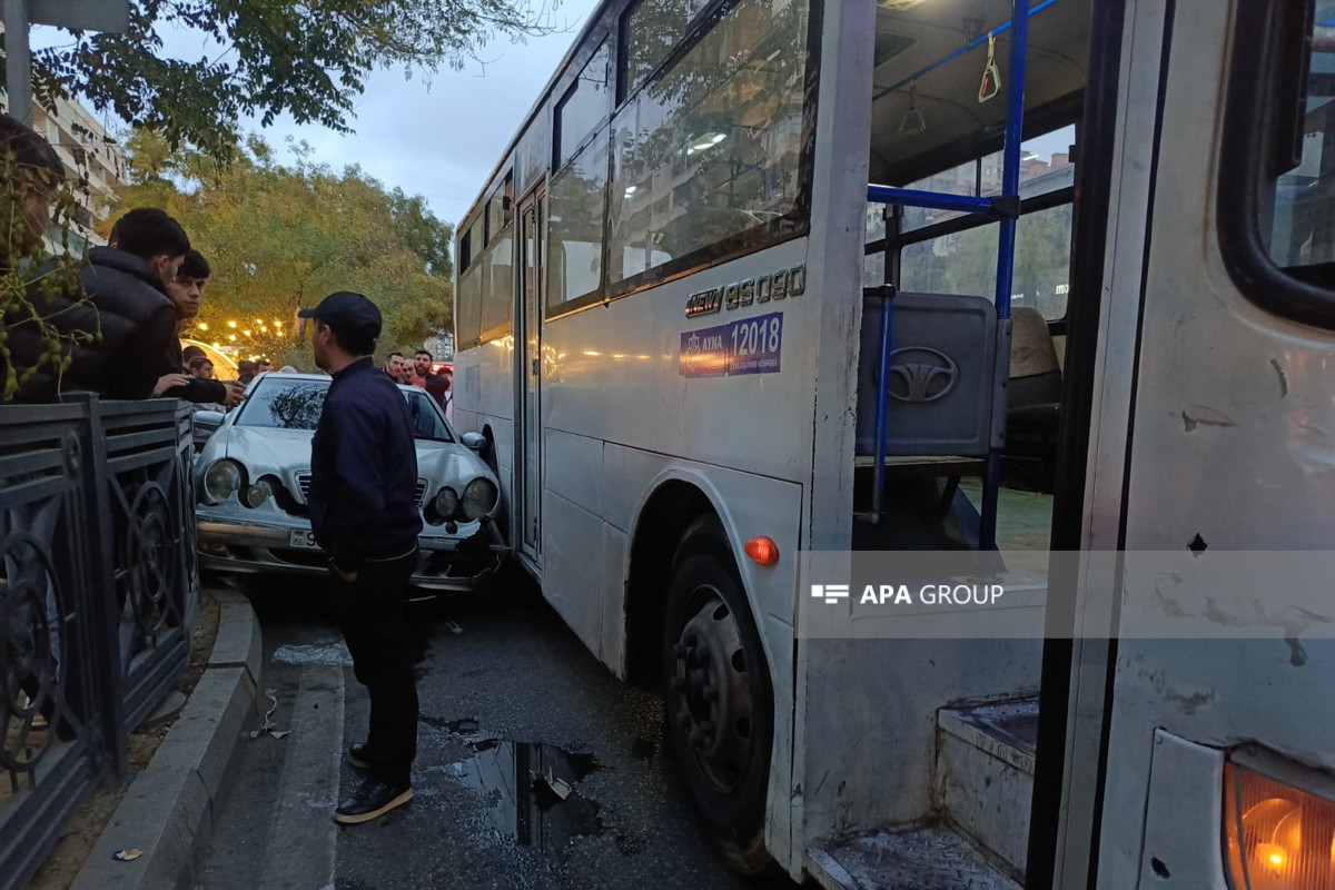 Bakıda sərnişin avtobusu ilə minik maşını toqquşub - FOTO 