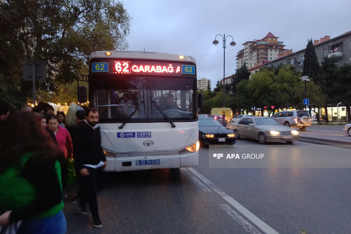 Bakıda sərnişin avtobusu ilə minik maşını toqquşub - FOTO 