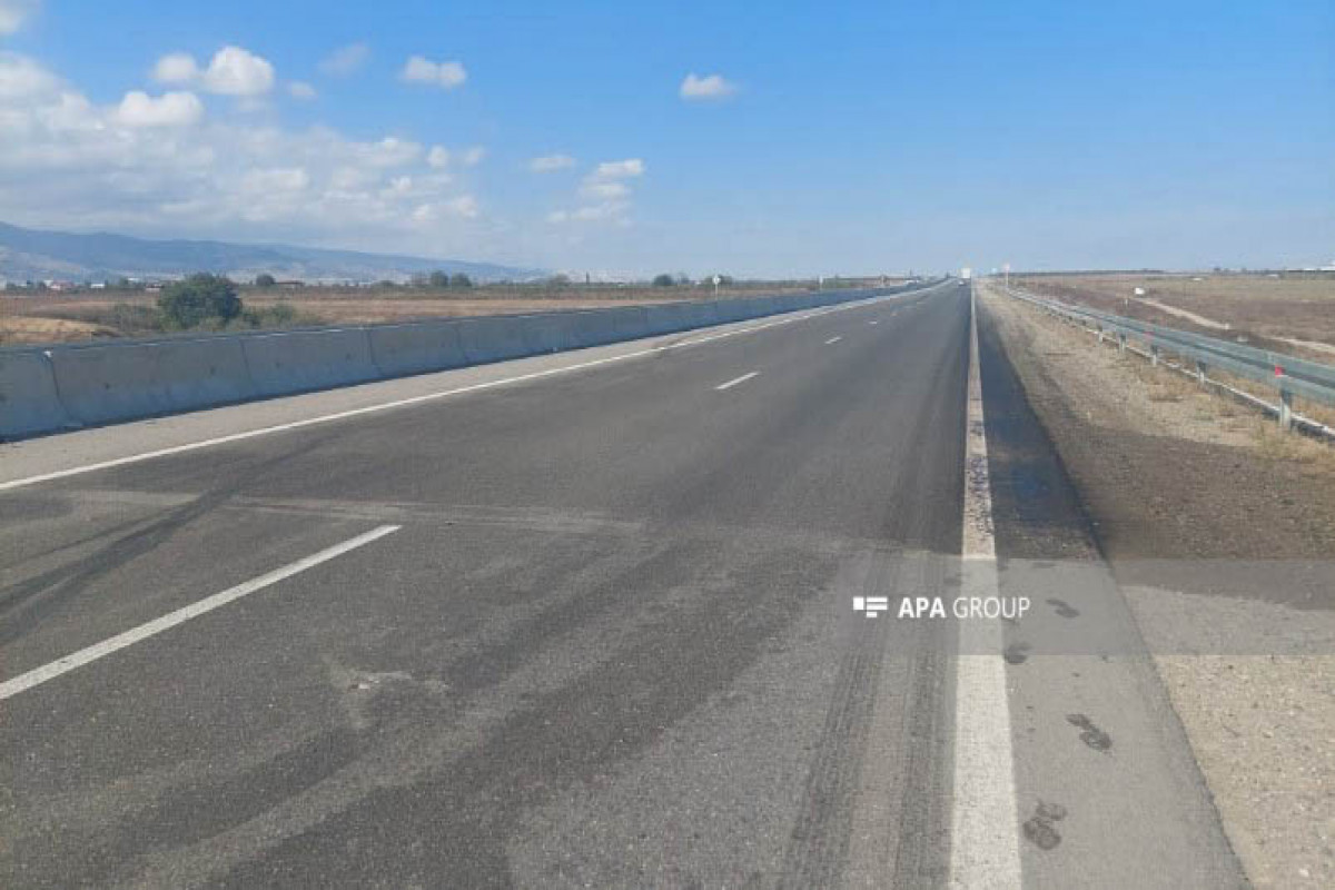 Şəmkirdə yük avtomobili beton arakəsməyə çırpılıb