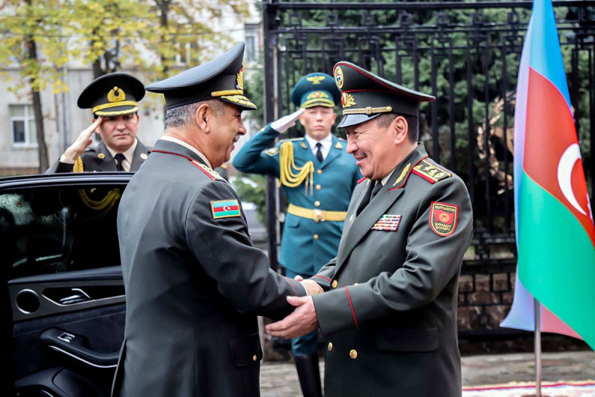 Zakir Həsənov qırğızıstanlı həmkarı ilə görüşüb, hərbi əməkdaşlıq planı imzalanıb