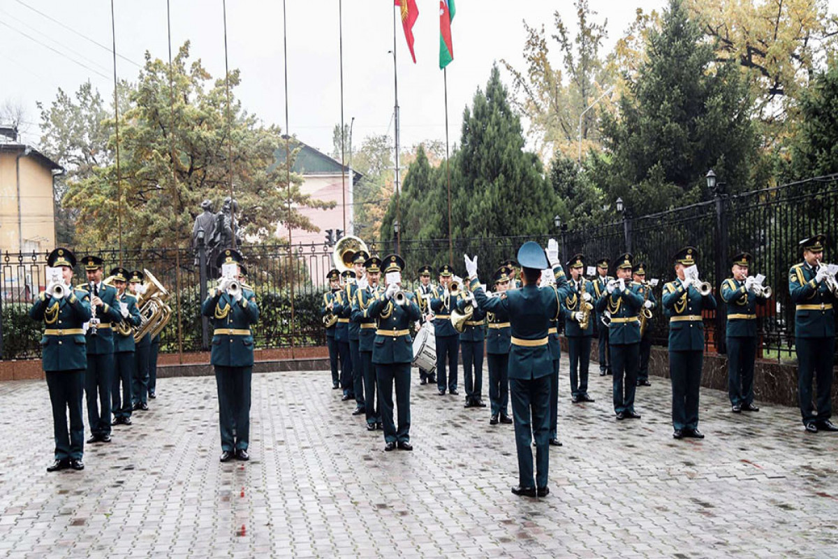 Zakir Həsənov qırğızıstanlı həmkarı ilə görüşüb, hərbi əməkdaşlıq planı imzalanıb