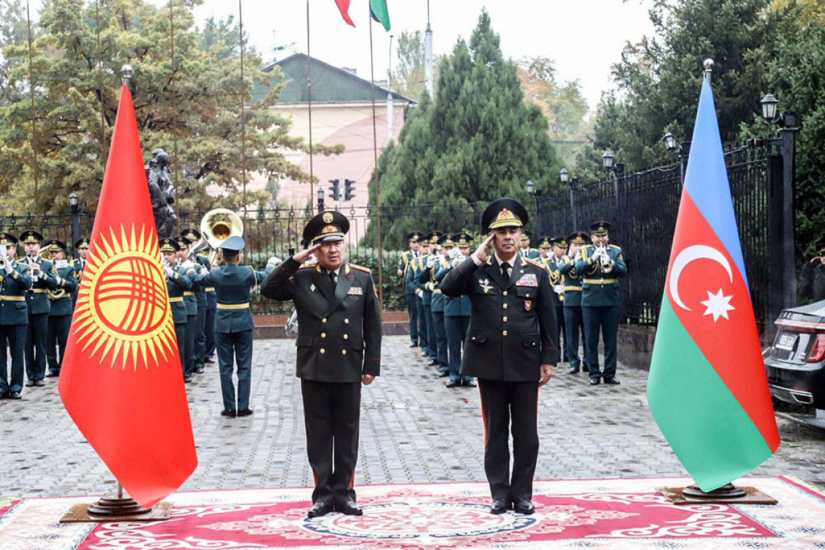 Zakir Həsənov qırğızıstanlı həmkarı ilə görüşüb, hərbi əməkdaşlıq planı imzalanıb