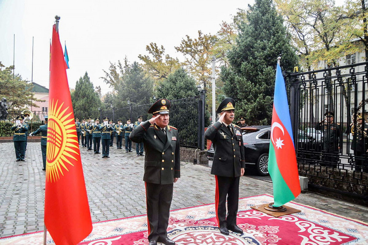 Zakir Həsənov qırğızıstanlı həmkarı ilə görüşüb, hərbi əməkdaşlıq planı imzalanıb