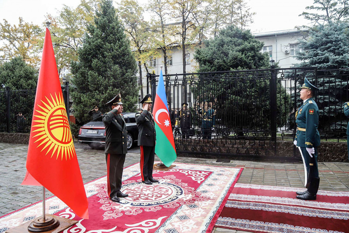 Zakir Həsənov qırğızıstanlı həmkarı ilə görüşüb, hərbi əməkdaşlıq planı imzalanıb