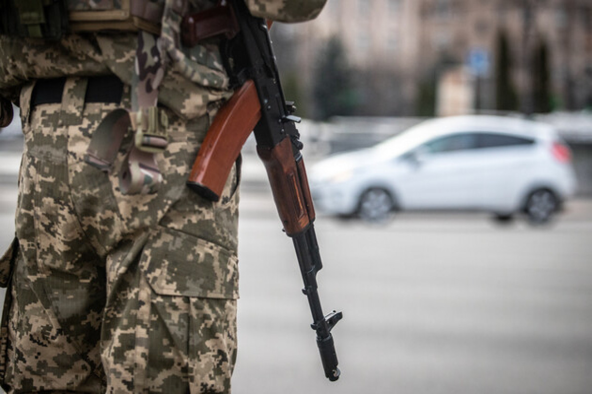 Zelenski hərbi vəziyyət müddətinin uzadılması haqqında qanunu Ali Radaya göndərib