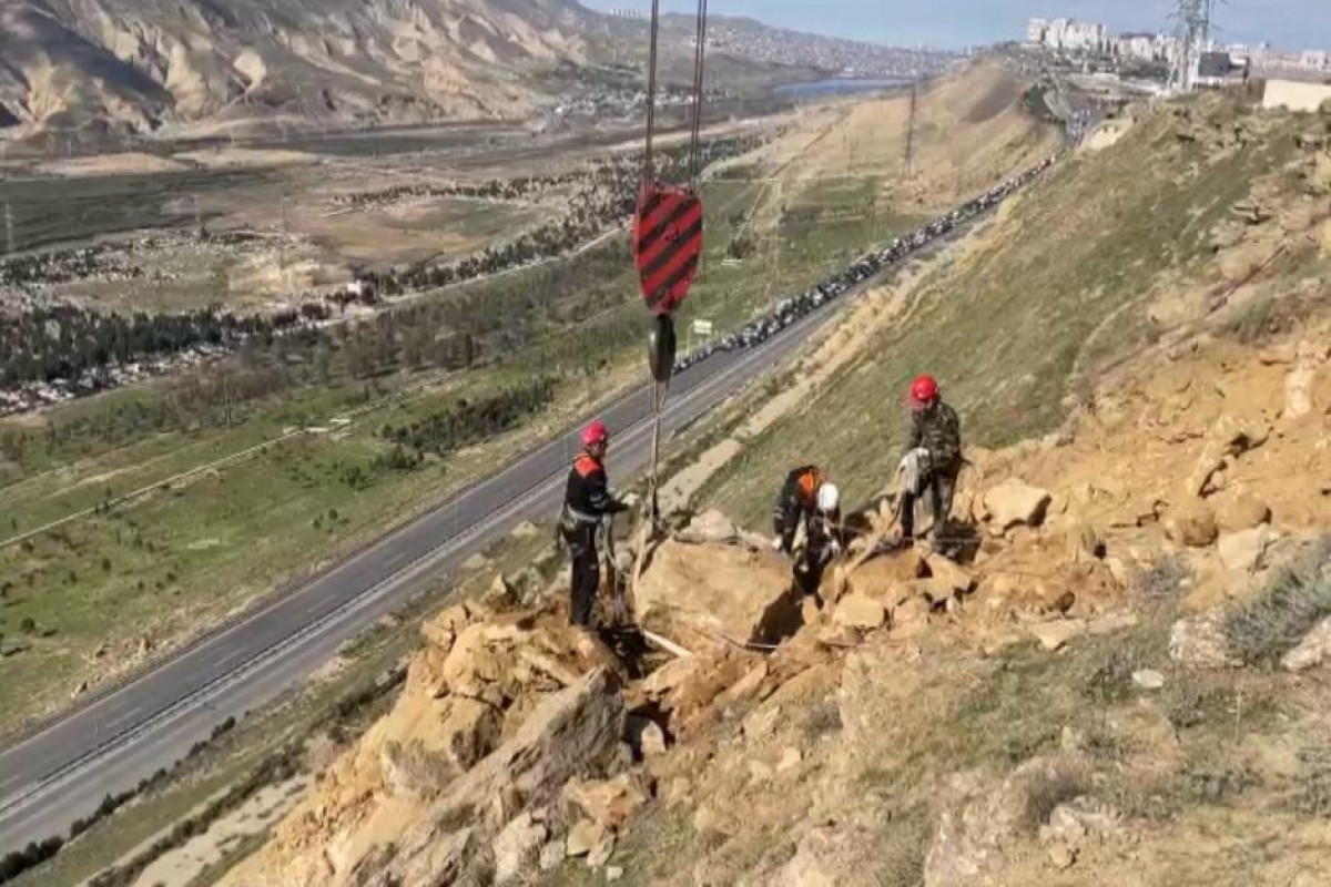 FHN: Bakı Kənar Dairəvi yoluna doğru uçqun təhlükəsi aradan qaldırılıb  - VİDEO   - YENİLƏNİB 