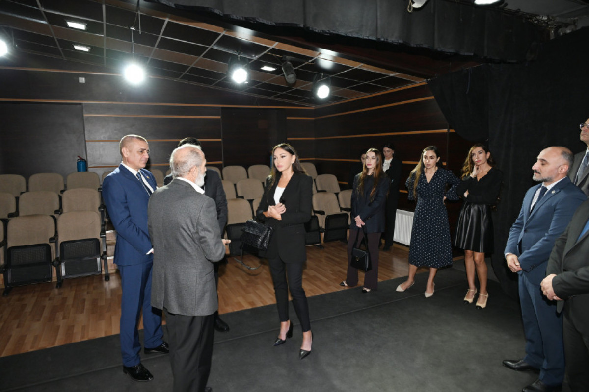 Mehriban Əliyeva və ailə üzvləri Pantomim Teatrının binasında mövcud vəziyyətlə tanış olublar - FOTO 