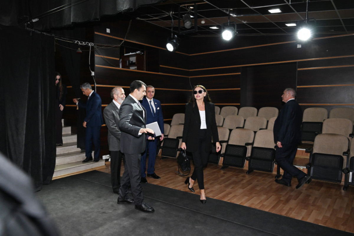 Mehriban Əliyeva və ailə üzvləri Pantomim Teatrının binasında mövcud vəziyyətlə tanış olublar - FOTO 