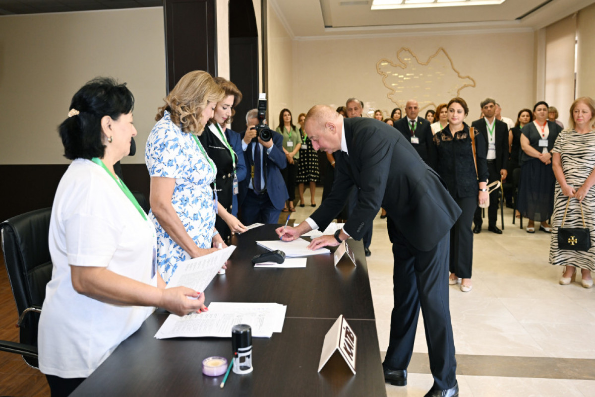 Prezident İlham Əliyev, birinci xanım Mehriban Əliyeva və qızları Leyla Əliyeva səs veriblər  - YENİLƏNİB-1  - FOTO 