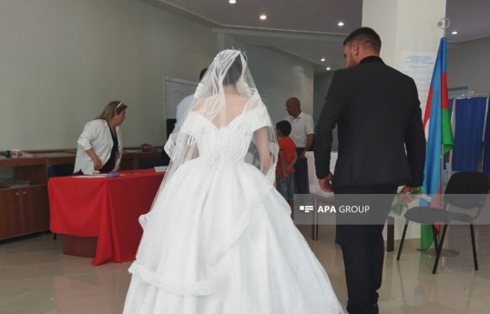 İsmayıllıda yeni ailə quran cütlük bəy və gəlin paltarında məntəqəyə gələrək səs verib - FOTO 