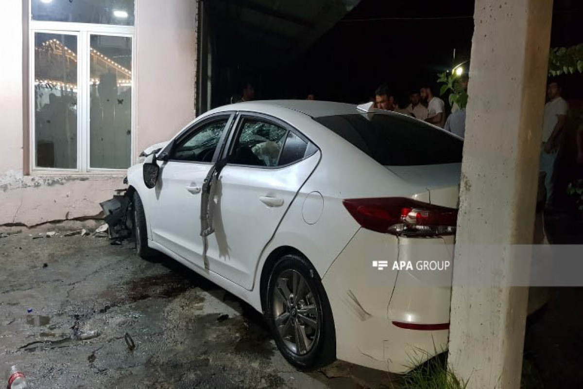 Göyçayda "Hyundai" markalı avtomobil ət dükanına çırpılıb  - FOTO 