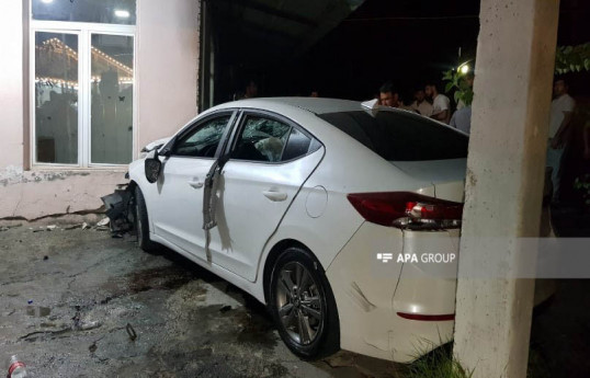 Göyçayda "Hyundai" markalı avtomobil ət dükanına çırpılıb  - FOTO 