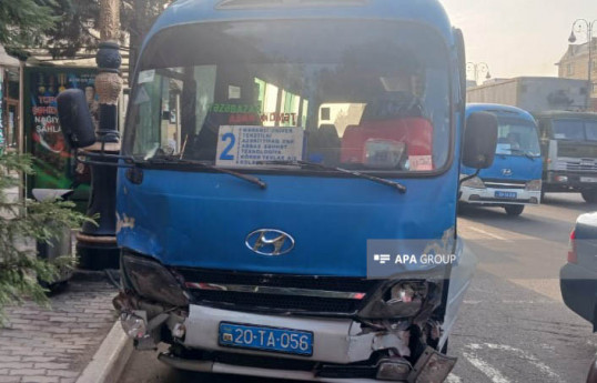Gəncədə sərnişin mikroavtobusu 6 maşına çırpılıb  - FOTO   - YENİLƏNİB 