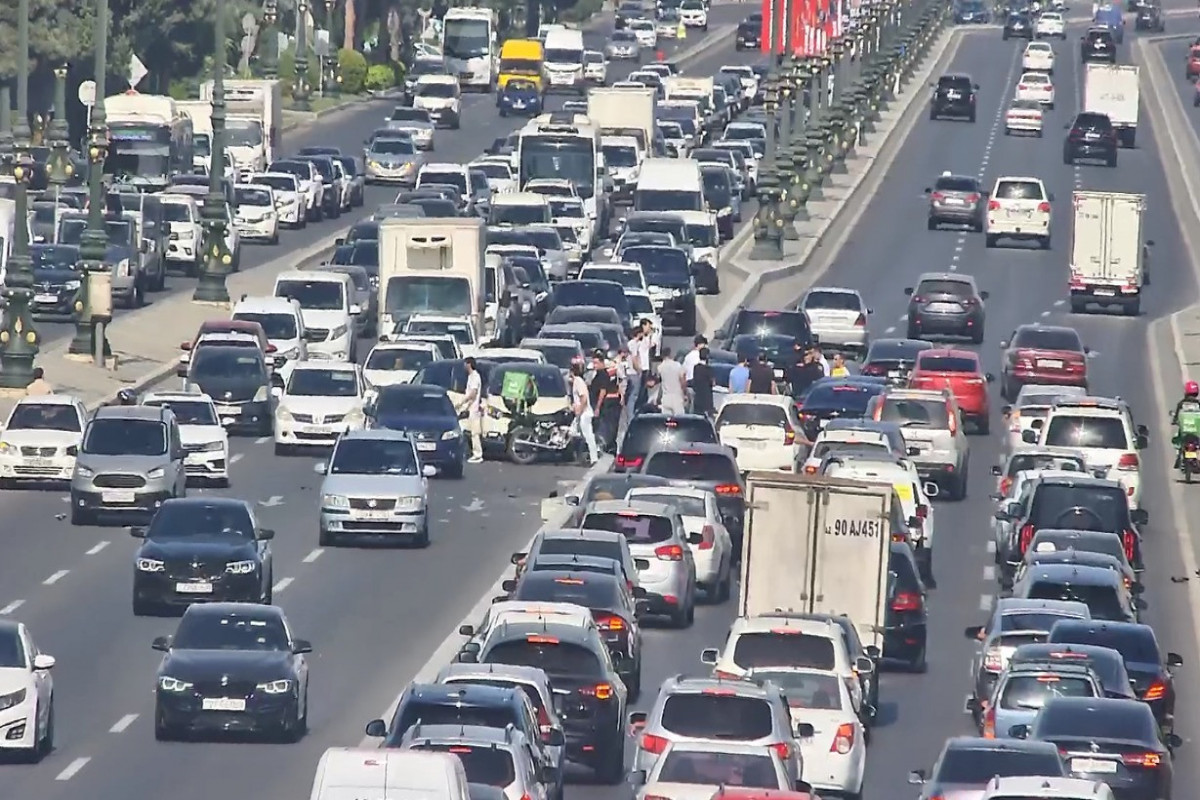 “Bağırov” tunelinin çıxışında yol-nəqliyyat hadisəsi baş verib, sıxlıq yaranıb - FOTO 