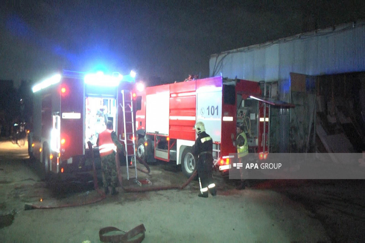 Bakıda mebel sexləri olan obyektdə yanğın olub - FOTO 