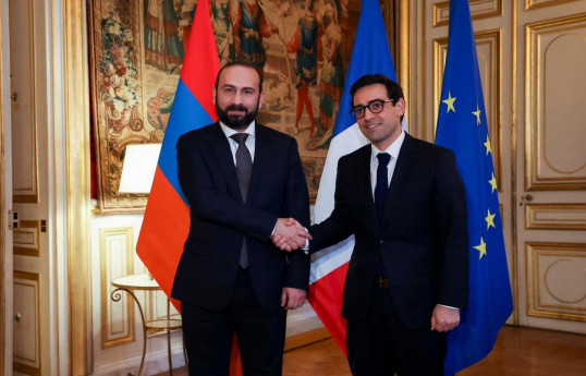 Ermənistanın xarici işlər naziri Ararat Mirzoyan - Fransanın xarici işlər naziri Stefan Sejurne