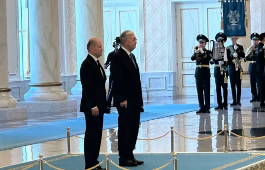 Qazaxıstanın prezidenti Kasım-Jomart Tokayev - Almaniyanın kansleri Olaf Şolts
