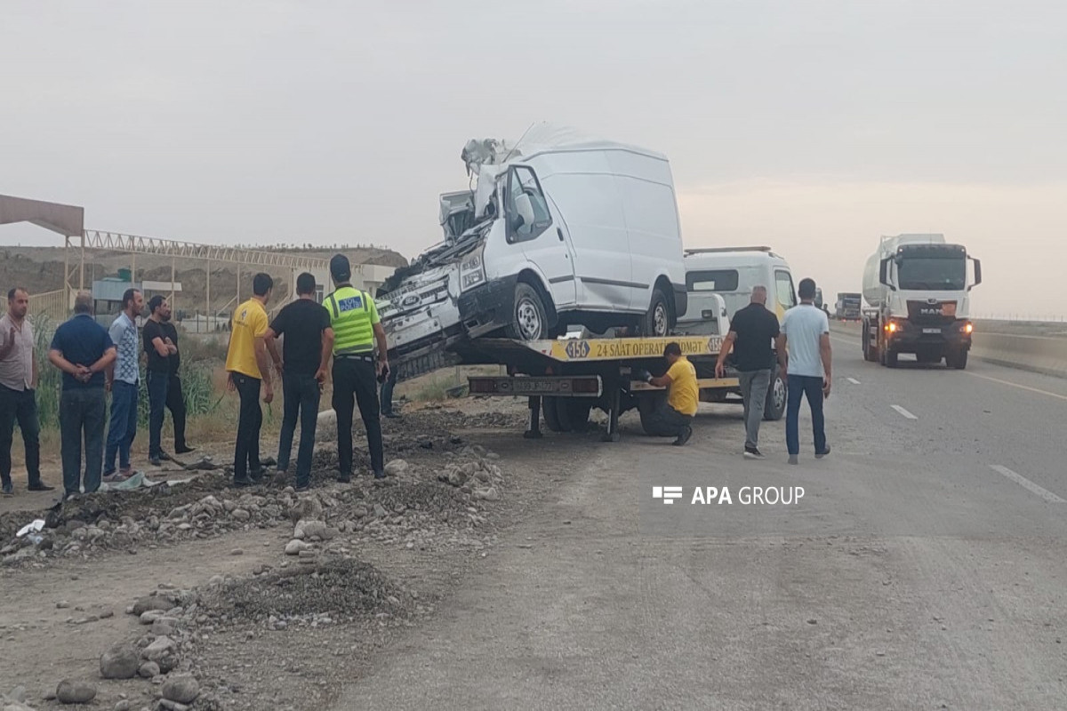 Hacıqabulda yük avtomobili digər maşına çırpılıb, xəsarət alan var - FOTO 