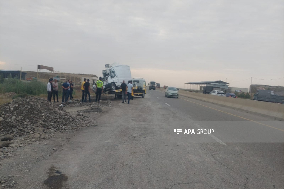 Hacıqabulda yük avtomobili digər maşına çırpılıb, xəsarət alan var - FOTO 