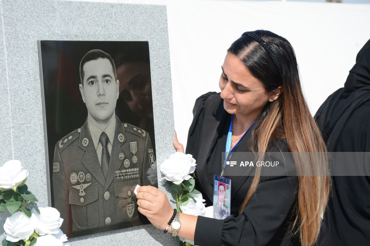 Antiterror əməliyyatı zamanı şəhid olan hərbi qulluqçuların məzarı ziyarət olunub - FOTO  - YENİLƏNİB 