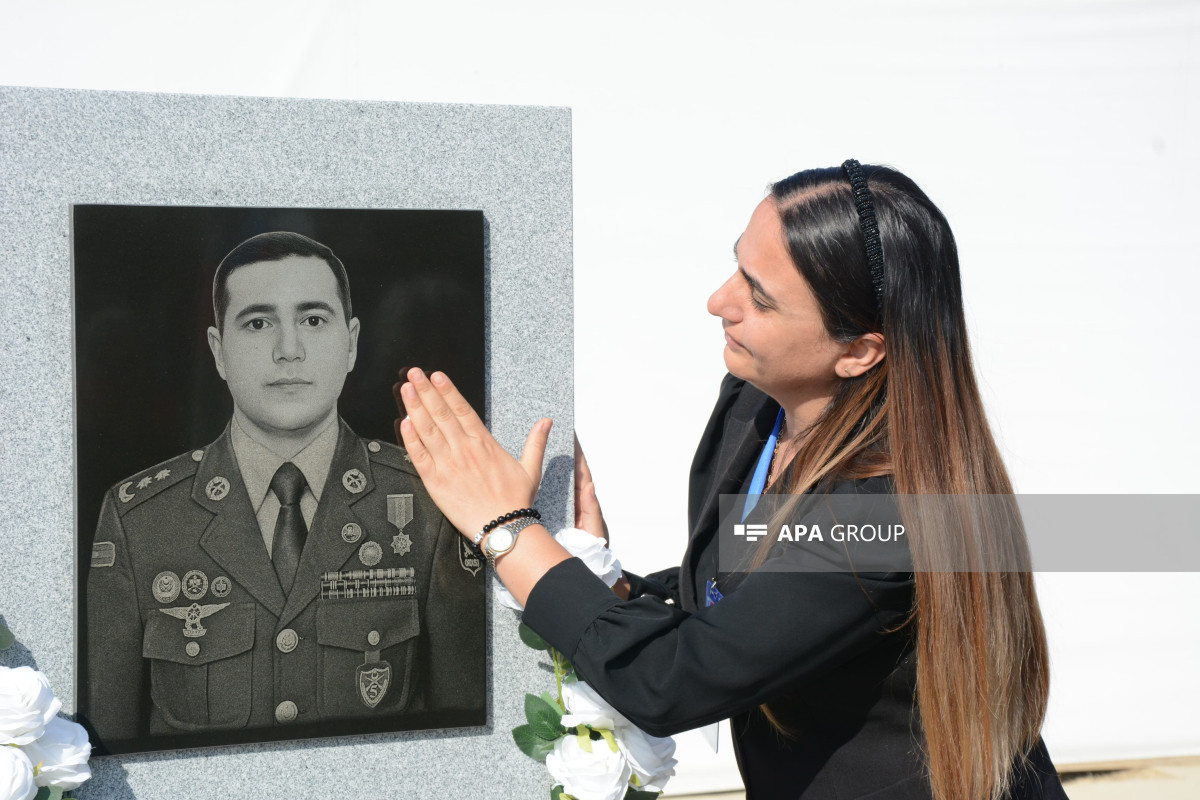 Antiterror əməliyyatı zamanı şəhid olan hərbi qulluqçuların məzarı ziyarət olunub - FOTO  - YENİLƏNİB 