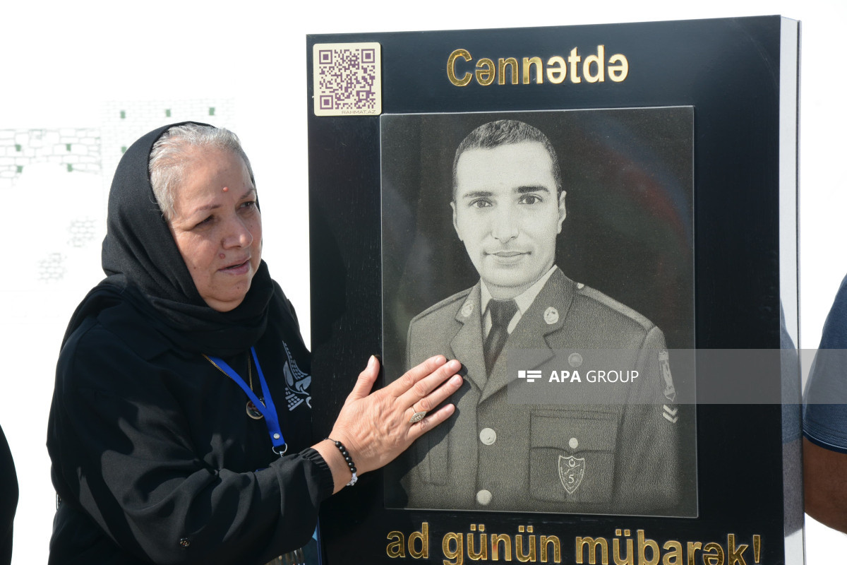 Antiterror əməliyyatı zamanı şəhid olan hərbi qulluqçuların məzarı ziyarət olunub - FOTO  - YENİLƏNİB 