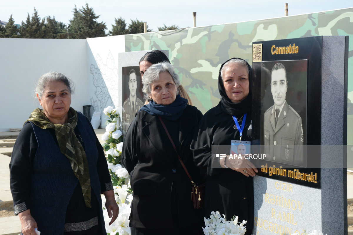 Antiterror əməliyyatı zamanı şəhid olan hərbi qulluqçuların məzarı ziyarət olunub - FOTO  - YENİLƏNİB 