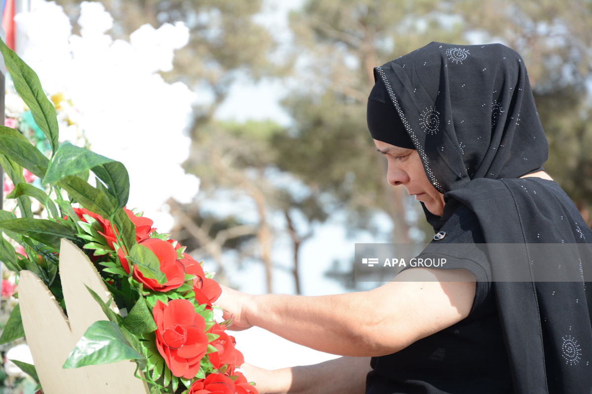 Antiterror əməliyyatı zamanı şəhid olan hərbi qulluqçuların məzarı ziyarət olunub - FOTO  - YENİLƏNİB 