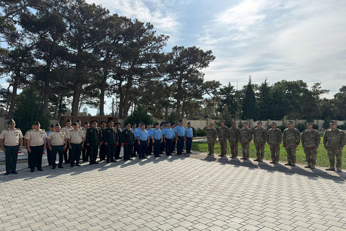 Antiterror əməliyyatı zamanı şəhid olan hərbi qulluqçuların məzarı ziyarət olunub - FOTO  - YENİLƏNİB 