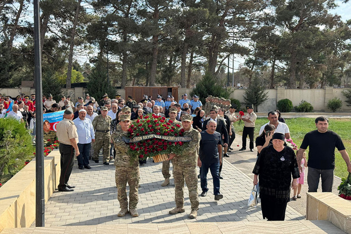 Antiterror əməliyyatı zamanı şəhid olan hərbi qulluqçuların məzarı ziyarət olunub - FOTO  - YENİLƏNİB 