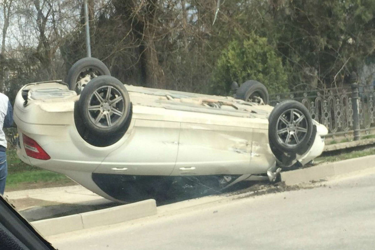 Biləsuvarda "Mercedes" aşıb, xəsarət alan var