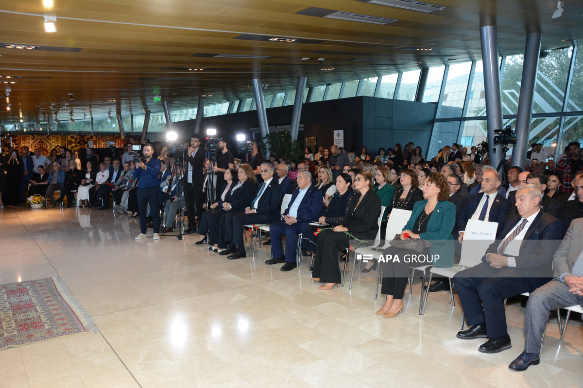 “Qənirə Paşayeva - İTHAF” adlı bədii sərginin açılışı olub - FOTO 