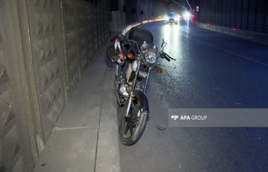 Bakıda moped “KamAz” markalı yük avtomobilinə çırpılıb, ağır xəsarət alan var  - FOTO 