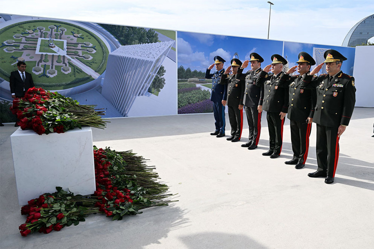 MN rəhbərliyi Anım Günündə Zəfər parkında olub