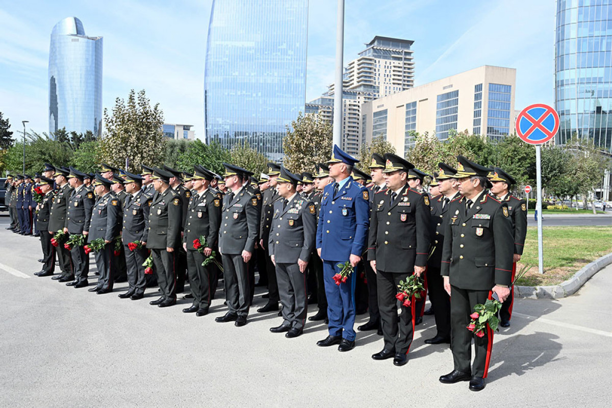 MN rəhbərliyi Anım Günündə Zəfər parkında olub