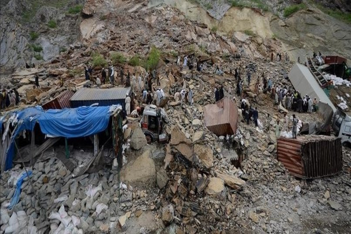 İndoneziyada torpaq sürüşməsi nəticəsində azı 15 nəfər ölüb