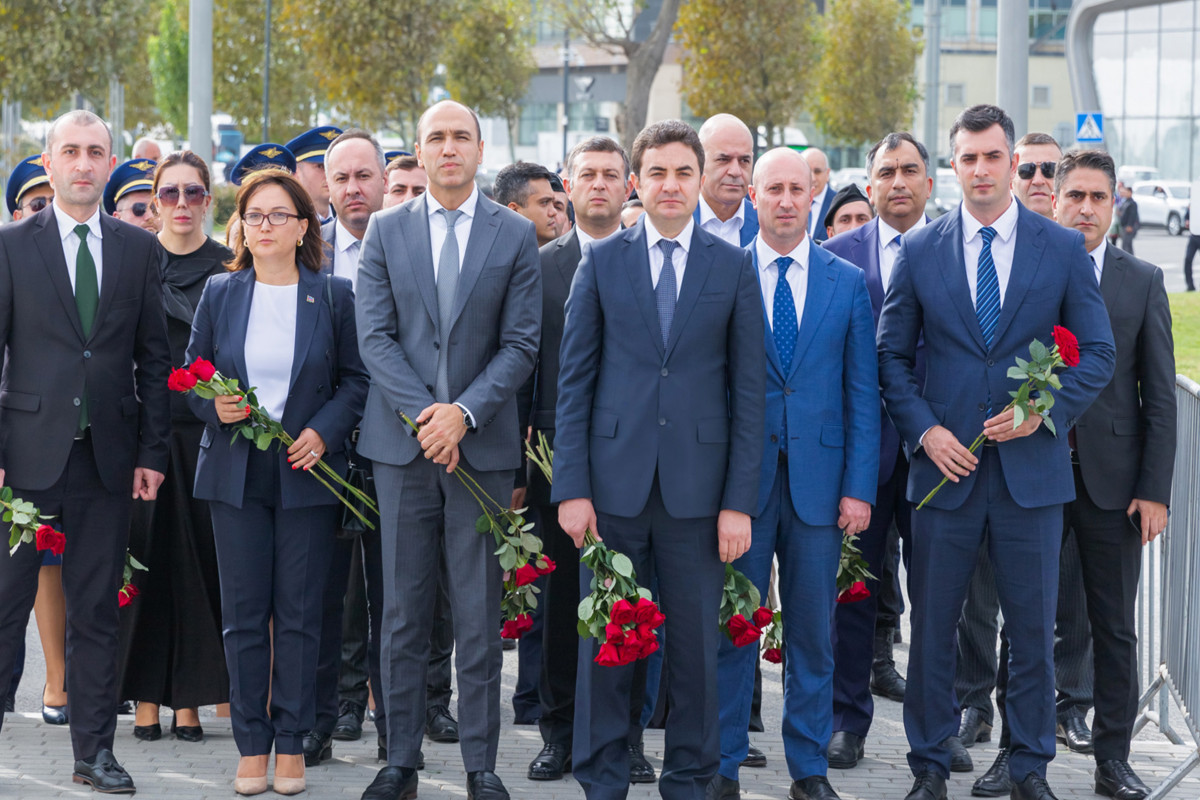 AZAL rəhbərliyi və kollektivi şəhidlərin xatirəsini yad edib
