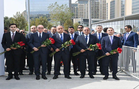 Elm və Təhsil Nazirliyinin kollektivi Anım Günü ilə əlaqədar Zəfər parkında olub