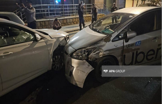 Bakıda 4 avtomobil toqquşub, taksi sürücüsü xəsarət alıb  - FOTO 
